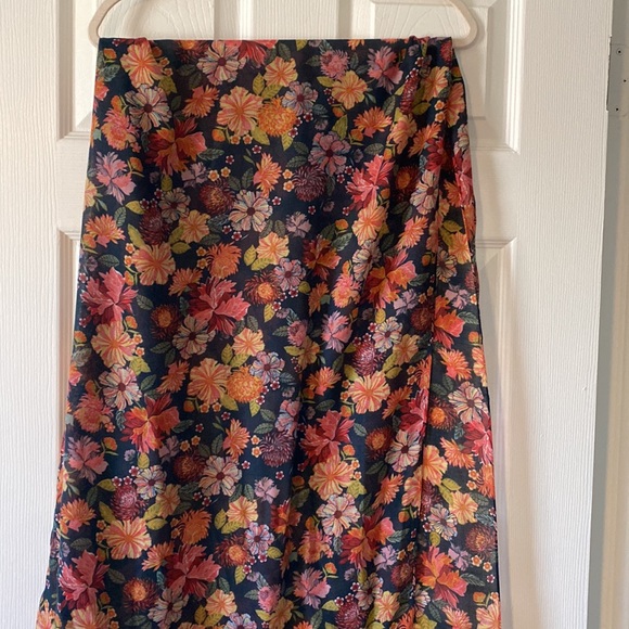 EUC Women’s Floral Scarf. No tag. Navy Blue with Pink and Yellow Flowers - Picture 3 of 5
